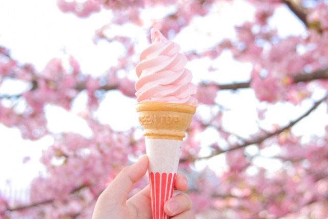 靖国神社の出店の桜ソフトクリーム